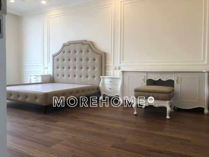 .
Giường ngủ gỗ tự nhiên có kiểu dáng cổ điển, bọc da cao cấp giúp khu vực phòng ngủ trở nên sang trọng hơn.