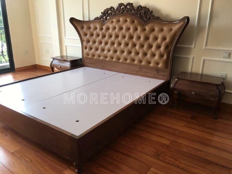 là giường ngủ gỗ óc chó tự nhiên nhập khẩu, với kiểu dáng tinh tế và chân đẹp.
Giường ngủ gỗ óc chó tự nhiên nhập khẩu được coi là mẫu giường ngủ được ưa chuộng nhất trong những công trình thi công biệt thự, với thiết kế tinh tế và chân đẹp.